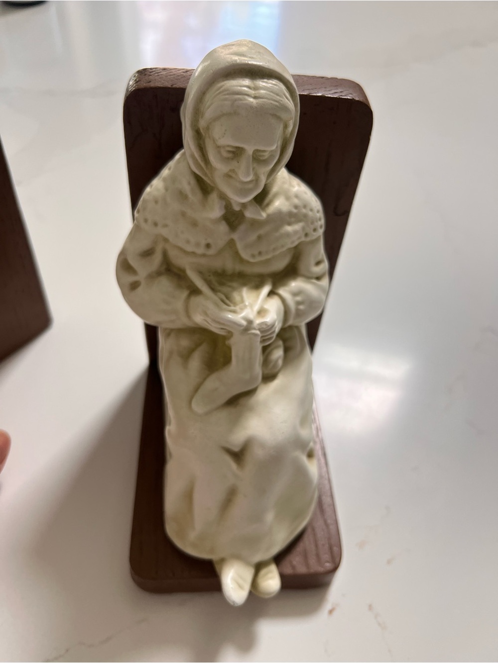Vintage- Cream Ceramic Elderly Couple Bookends 1950-70 made in Canada - Picture 3 of 11
